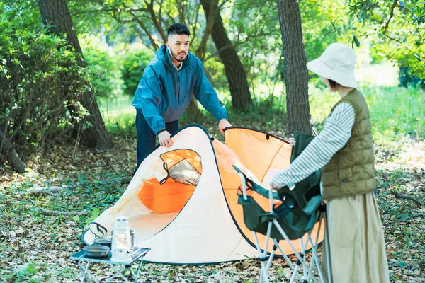 Giovane Uomo Donna Che Prepara Tende Campeggio Nella Foresta — Foto Stock