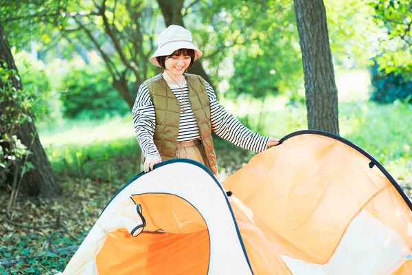 Asiatico Giovane Donna Preparare Tenda Campeggio — Foto Stock