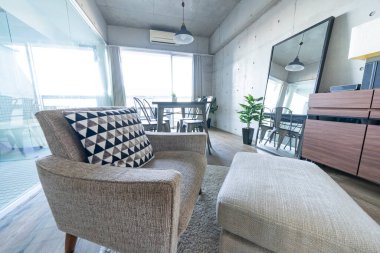 Oturma odasına bir kişilik kanepe.