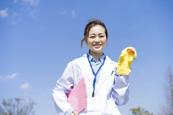 身穿实验室外套 拿着木偶的亚洲女人 — 图库照片