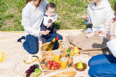 İnsanlar güzel bir günde dışarıda piknik yapmayı severler.