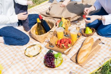 İnsanlar güzel bir günde dışarıda piknik yapmayı severler.
