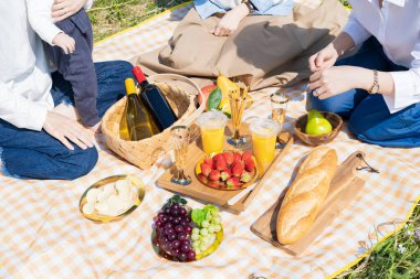 İnsanlar güzel bir günde dışarıda piknik yapmayı severler.