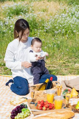 İnsanlar güzel bir günde dışarıda piknik yapmayı severler.