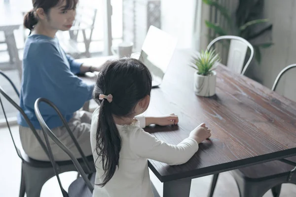 Uma Criança Conversando Com Uma Mulher Teletrabalho Casa — Fotografia de Stock