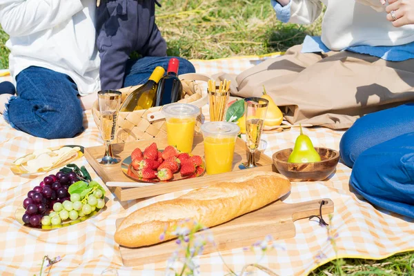 Люди Насолоджуються Пікніком Відкритому Повітрі Прекрасний День — стокове фото