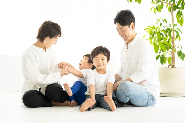 Familia Asiática Relajándose Una Habitación Luminosa — Foto de Stock
