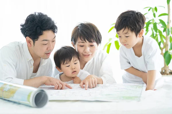 Pais Crianças Estudando Alegremente Usando Mapas Pais Crianças Planejando Viagens — Fotografia de Stock