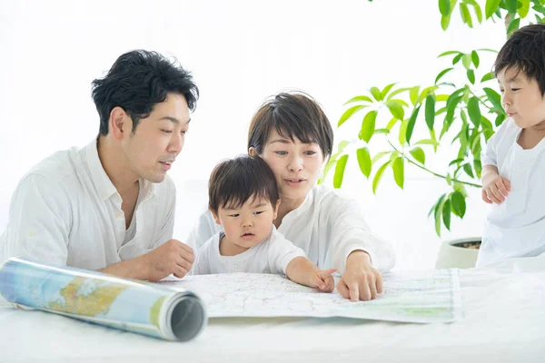 Parents Children Studying Happily Using Maps Parents Children Planning Trips — Stock Photo, Image