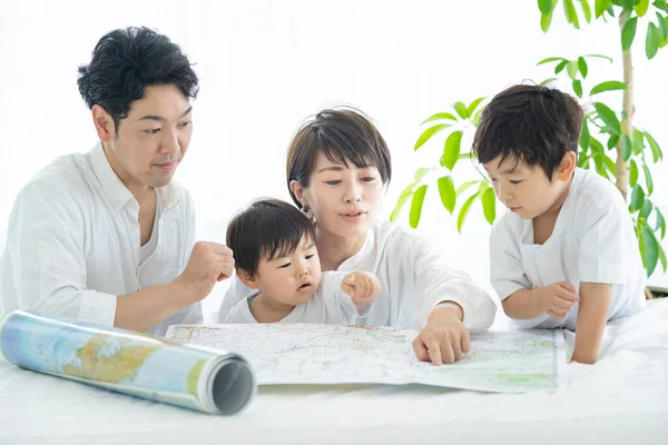 Родители Дети Удовольствием Учатся Картах Родители Дети Планируют Поездки Картах — стоковое фото