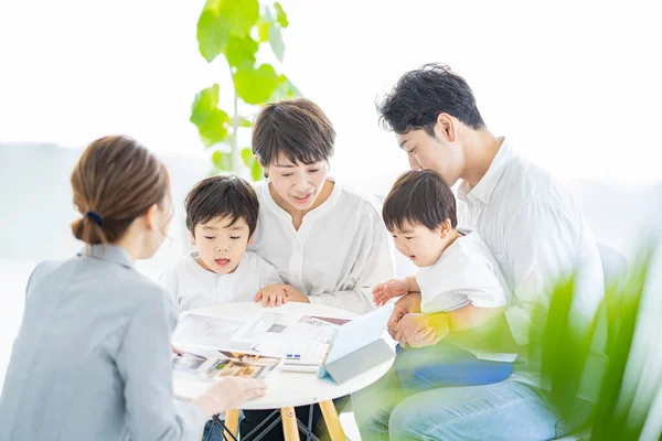 Family Receiving Explanation Interior Woman Suit — Stock Photo, Image