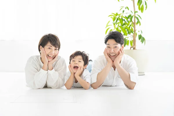 Eltern Und Kind Legen Sich Hin Und Nehmen Dieselbe Pose — Stockfoto