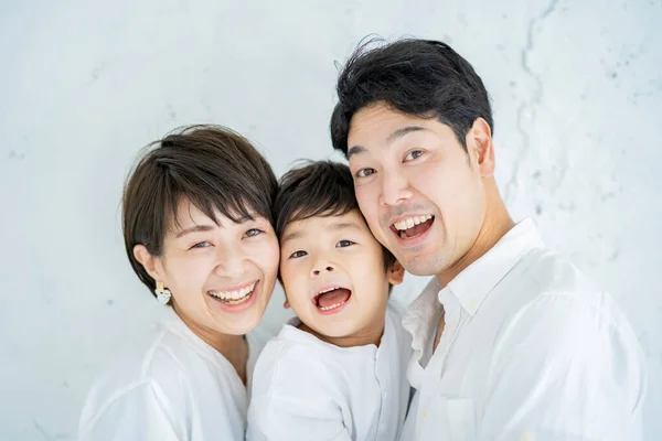 Pais Filhos Alinhados Com Sorriso Fundo Branco Texturizado — Fotografia de Stock