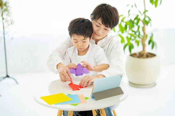 Moeder Kind Doen Origami Tijdens Het Kijken Naar Een Tablet — Stockfoto