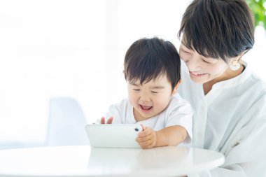 Çocuk ve anne akıllı telefon ekranına deli oluyorlar.