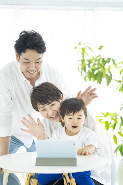 Aziatische Ouders Kind Communiceren Online Met Behulp Van Een Tablet — Stockfoto