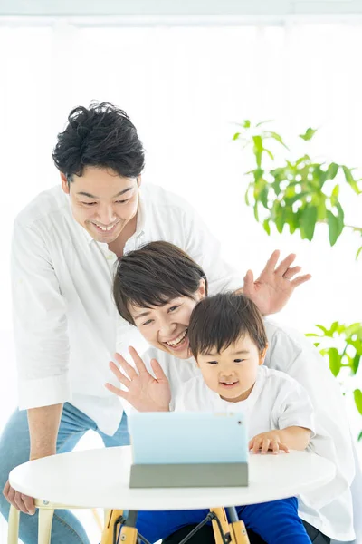 Aziatische Ouders Kind Communiceren Online Met Behulp Van Een Tablet — Stockfoto