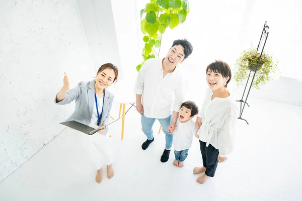 Familia Asiática Recibiendo Una Explicación Interior Agente Bienes Raíces — Foto de Stock