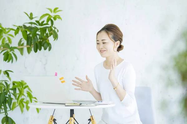 Uma Mulher Comunicando Usando Laptop Quarto Brilhante — Fotografia de Stock