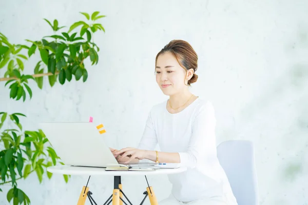 Mulher Asiática Operando Laptop Quarto Brilhante — Fotografia de Stock