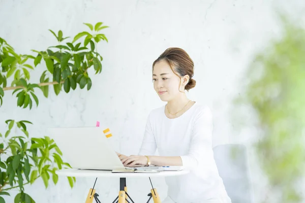 Mulher Asiática Operando Laptop Quarto Brilhante — Fotografia de Stock