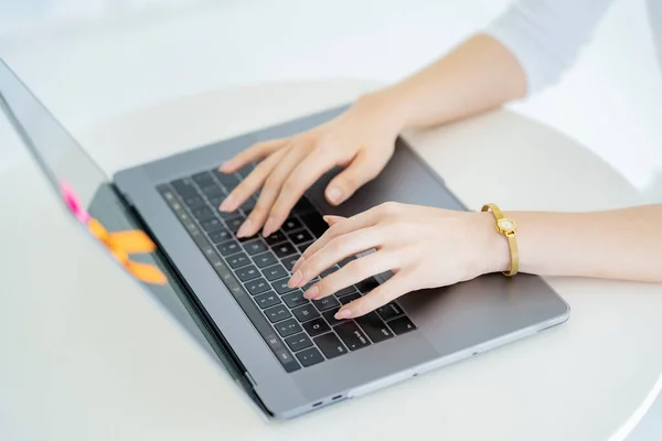 明るい部屋でノートパソコンを操作する女性の手 — ストック写真