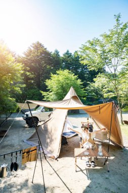 Güzel bir günde tek başına kampta eğlenen bir kadın.