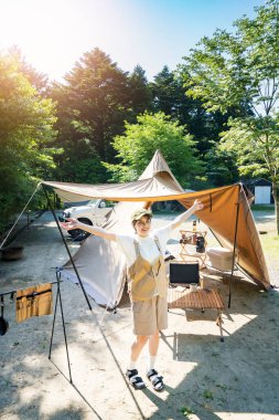 Güzel bir günde tek başına kampta eğlenen bir kadın.