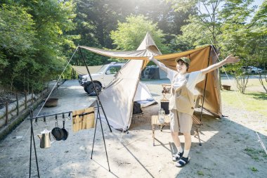 Güzel bir günde tek başına kampta eğlenen bir kadın.