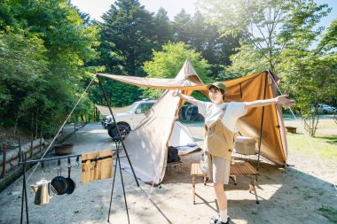 Güzel bir günde tek başına kampta eğlenen bir kadın.
