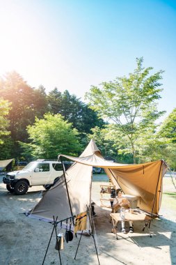 Tek kişilik kamp imajı. Kitap okuyan genç bir kadın. 