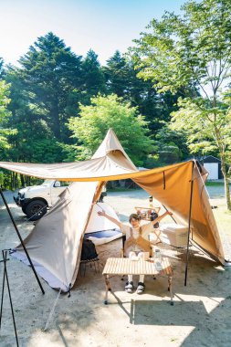 Solo kampta eğlenen bir kadın.