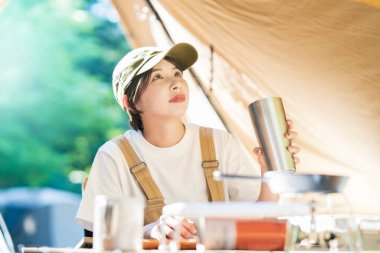 Solo kamp imajı - alkol içen genç bir kadın 