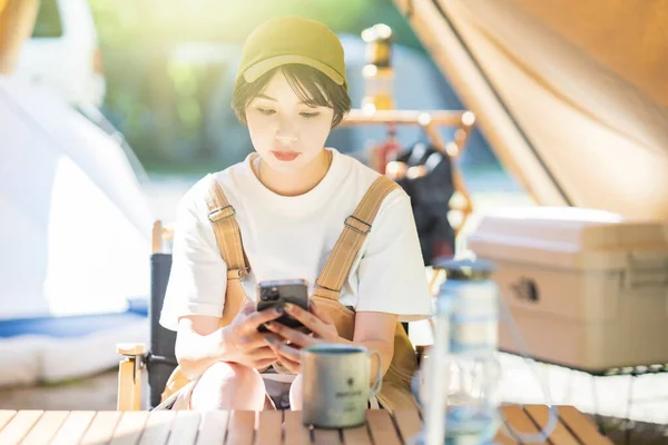 Una Giovane Donna Che Campeggia Gestisce Uno Smartphone Tenda — Foto Stock