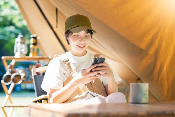 Una Giovane Donna Che Campeggia Gestisce Uno Smartphone Tenda — Foto Stock
