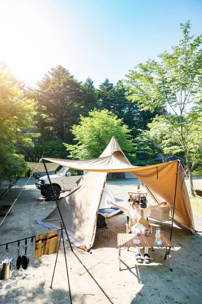 Güzel bir günde tek başına kampta eğlenen bir kadın.