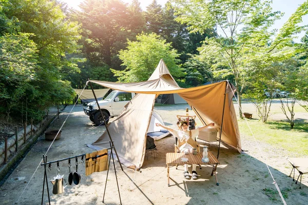 Güzel bir günde tek başına kampta eğlenen bir kadın.