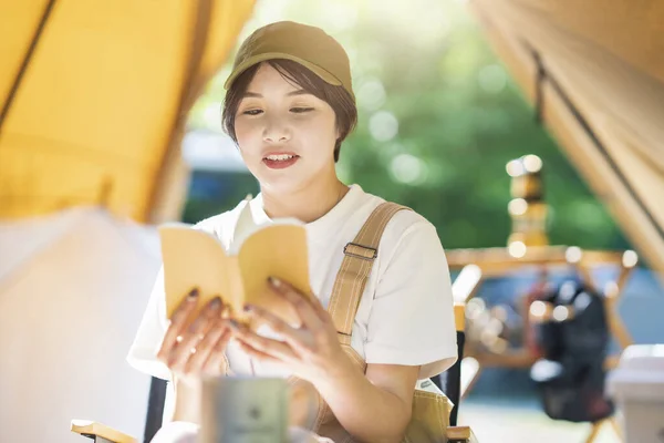 Solo Camp Image Giovane Donna Che Legge Libro — Foto Stock