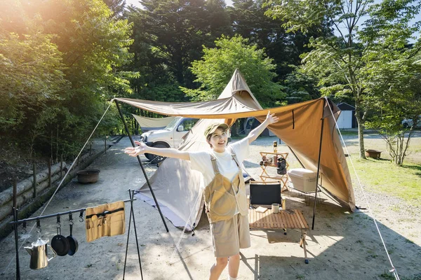 Uma Mulher Desfrutando Acampamento Solo Belo Dia — Fotografia de Stock