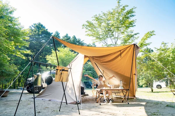 Uma Mulher Desfrutando Acampamento Solo — Fotografia de Stock