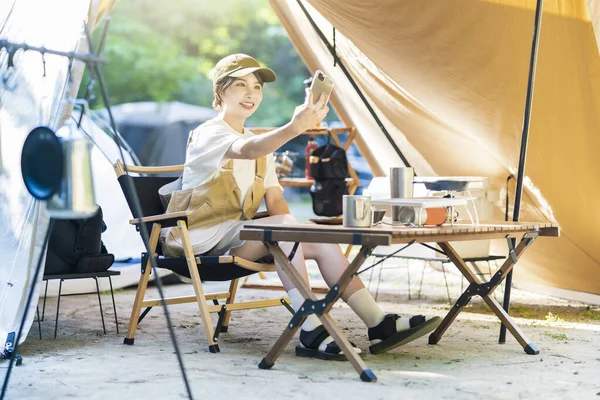 Imagem Acampamento Solo Mulher Tirando Uma Selfie Com Smartphone — Fotografia de Stock