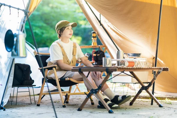 Solo Camp Image Uma Jovem Relaxante Uma Tenda — Fotografia de Stock