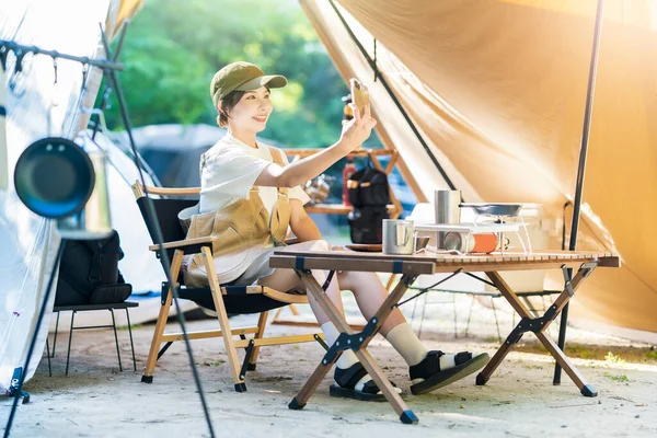 Imagem Acampamento Solo Mulher Tirando Uma Selfie Com Smartphone — Fotografia de Stock