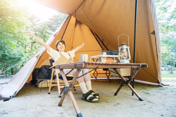 Uma Mulher Desfrutando Acampamento Solo Belo Dia — Fotografia de Stock