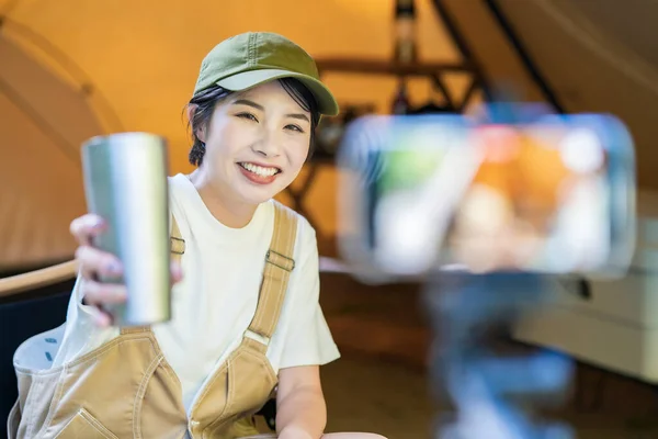 Una Giovane Donna Che Accampa Spara Con Suo Smartphone Tenda — Foto Stock