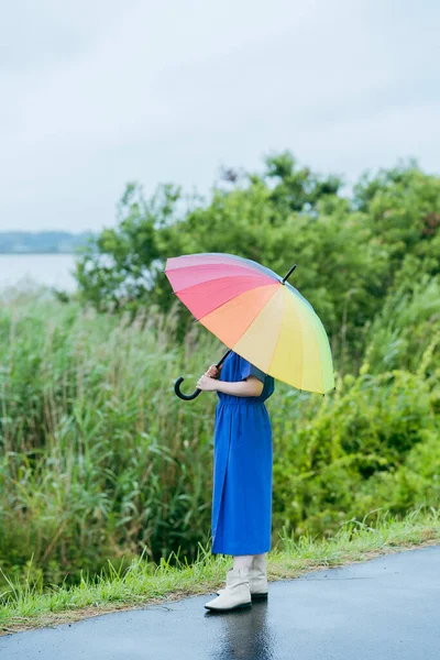 Kobieta Trzymająca Kolorowy Parasol Deszczu — Zdjęcie stockowe