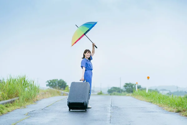 Ázsiai Fiatal Bőrönddel Színes Esernyővel — Stock Fotó