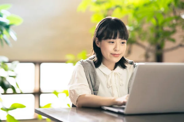 Uma Mulher Olhando Para Uma Tela Laptop Ambiente Acolhedor — Fotografia de Stock