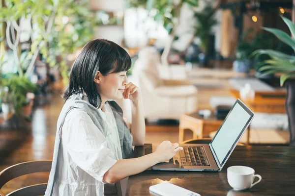 Uma Mulher Olhando Para Uma Tela Laptop Ambiente Acolhedor — Fotografia de Stock