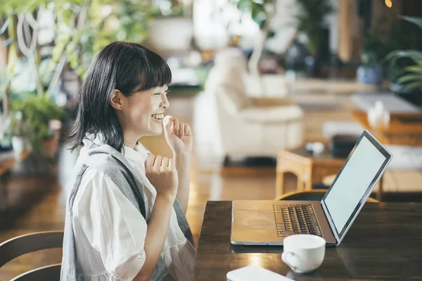 Una Mujer Mirando Pantalla Portátil Ambiente Cálido — Foto de Stock